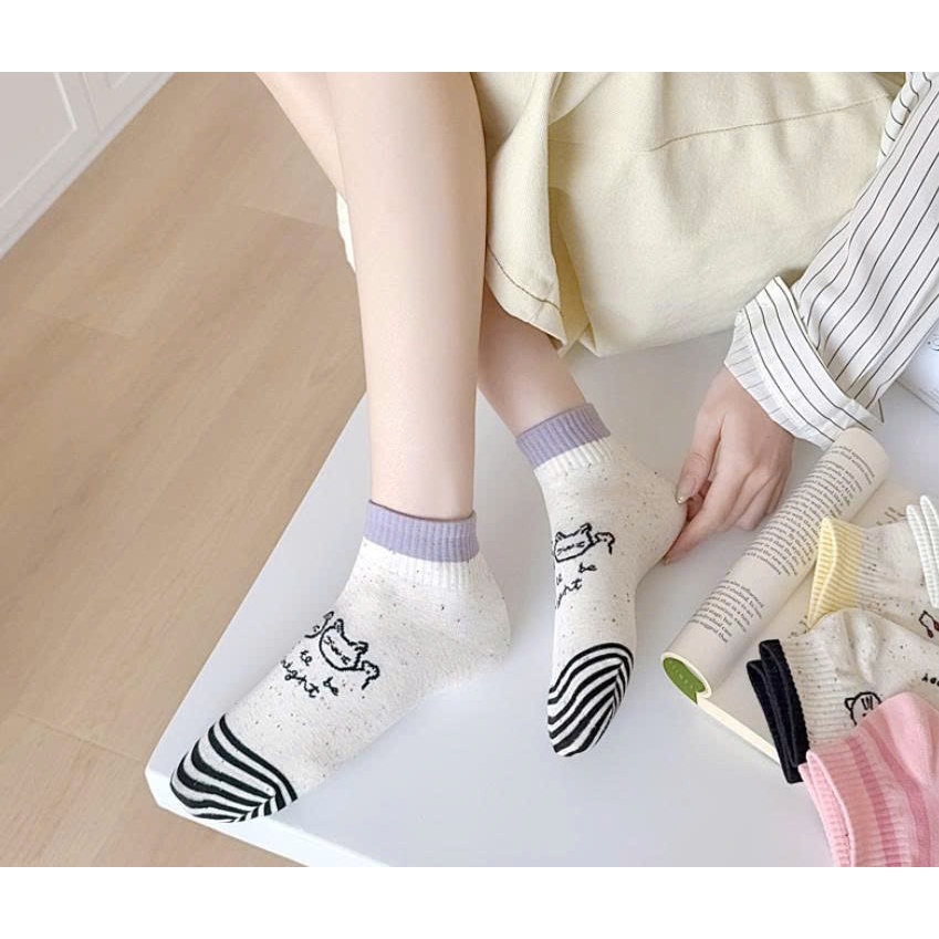 Vớ Tất nữ Mèo họa tiết kẻ hồng phong cách trẻ trung, năng động.