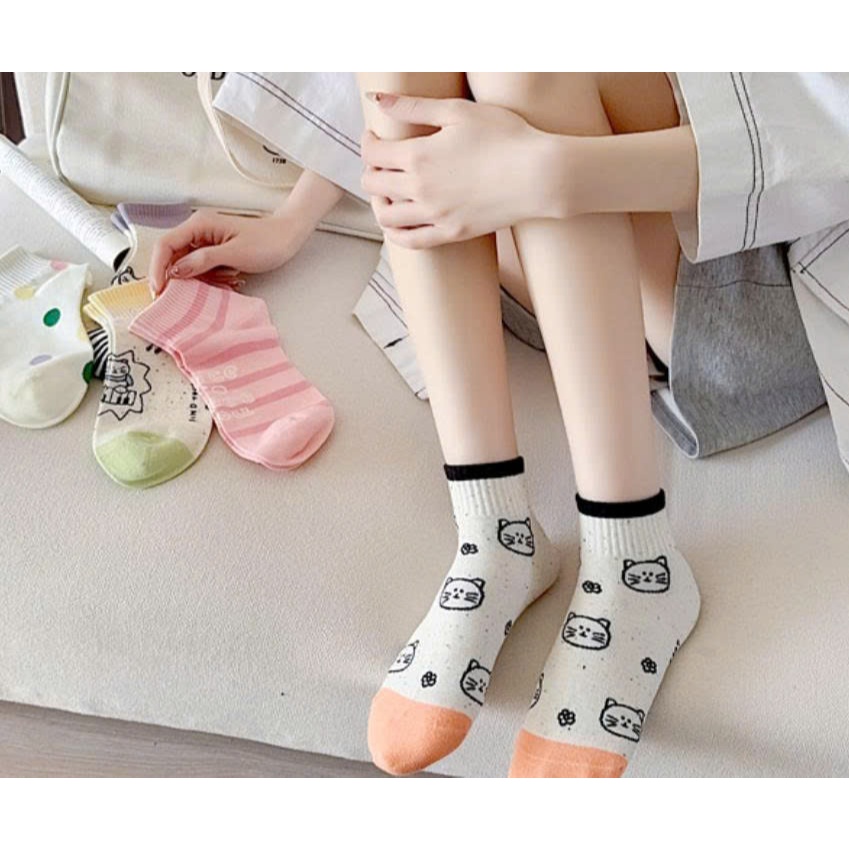 Vớ Tất nữ Mèo họa tiết kẻ hồng phong cách trẻ trung, năng động.