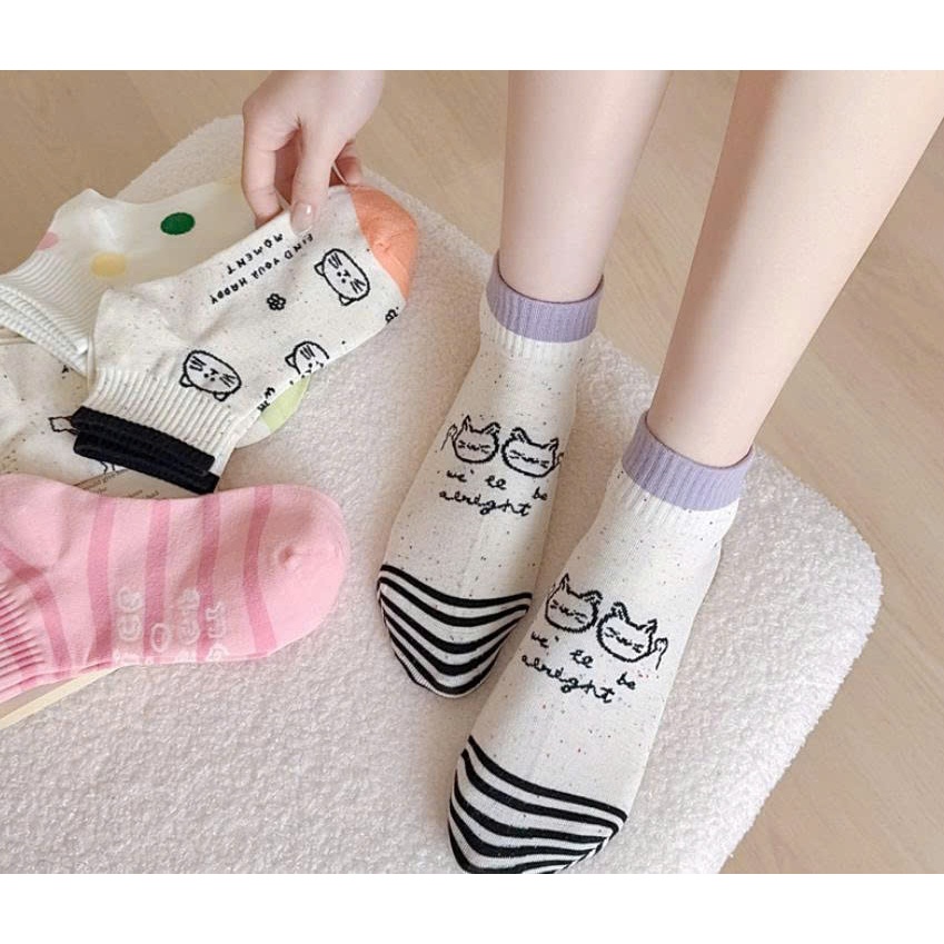 Vớ Tất nữ Mèo họa tiết kẻ hồng phong cách trẻ trung, năng động.