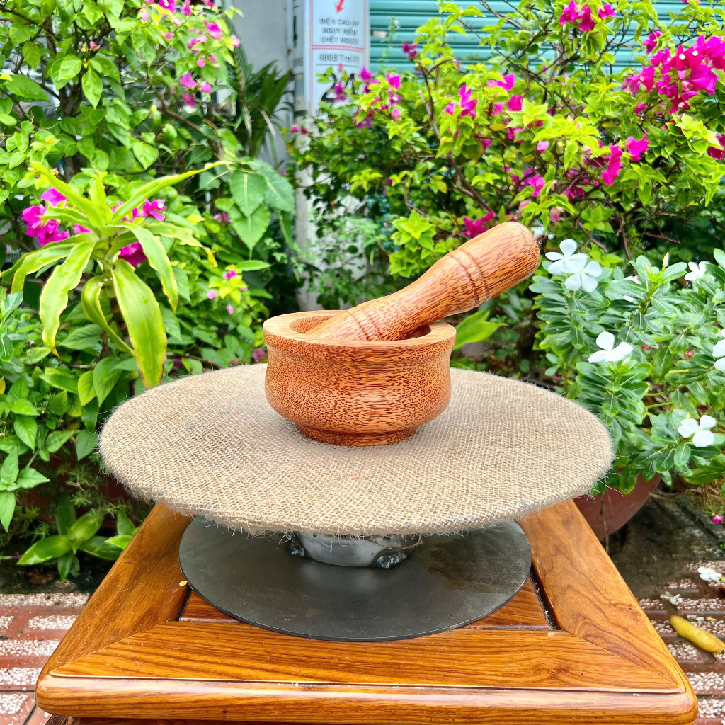 Bộ Cối Chày Gỗ Dừa Nguyên Khối Đâm Tiêu Giã Tỏi Ớt Nghiền Gia Vị Đồ Dùng Nhà Bếp Gọn Nhẹ Chống Mốc Mùi Mỹ Nghệ Kim Tứ Bế