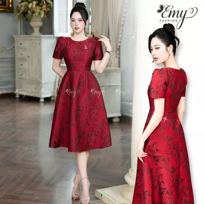 Đầm Gấm Taffta EM7517 Đỏ Đô Dáng Xòe Cổ Tròn Tay Ngắn