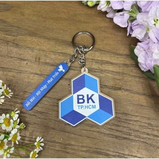 Móc khóa trường Đại học 2 chi tiết gồm logo và slogan