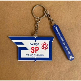 Móc khóa trường Đại học 2 chi tiết gồm logo và slogan