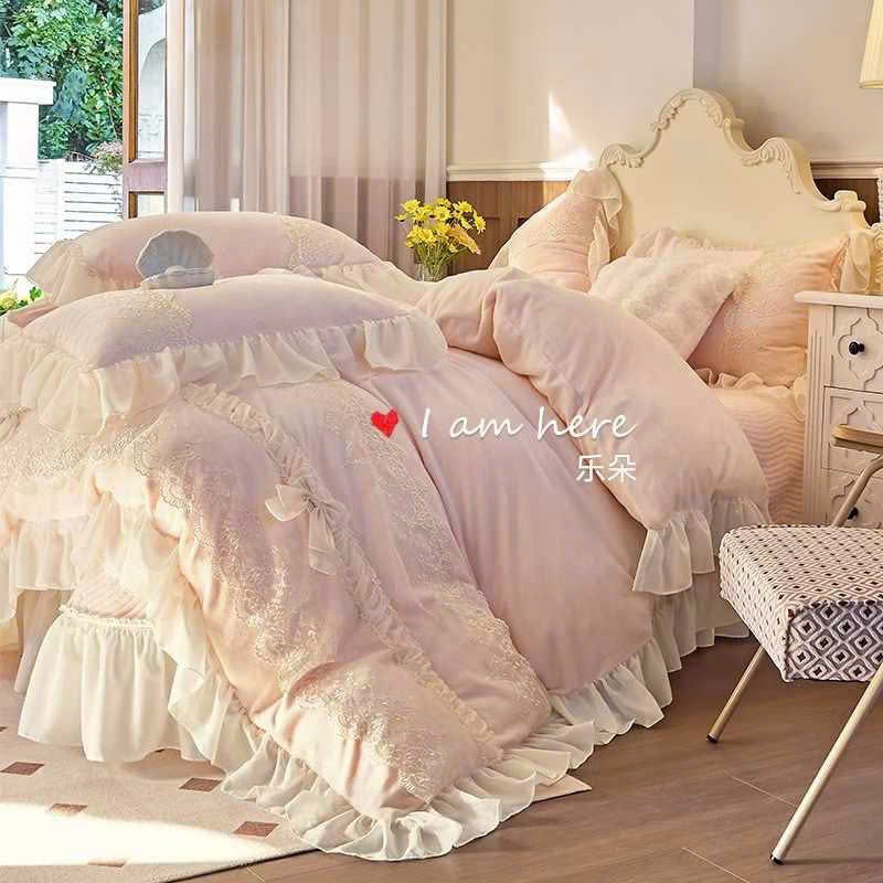 Bộ Chăn Ga Gối 4 Món Ga Chần Memminbedding Luxury Nhung Sữa Cao Cấp Họa Tiết Viền Ren Phối Phong Cách Cổ Điển - L41119