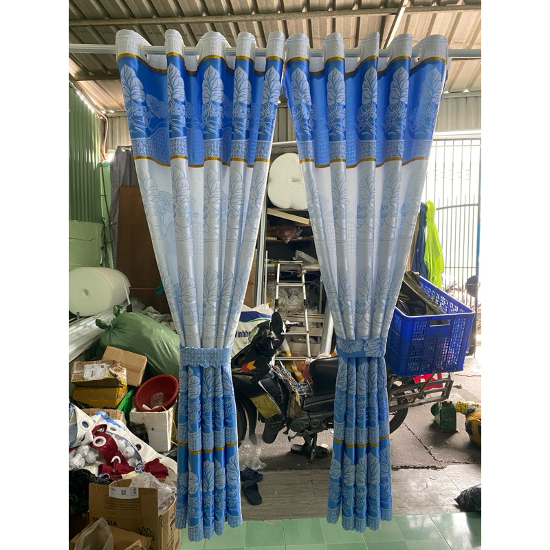 Gấm hoa văn màu xanh , giá của 1 tấm rèm căng thẳng ( chua bao gồm thanh treo) vải polyster 2 lớp cản nắng 70%