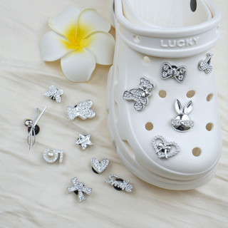 Bộ 13 Sticker, Charm 3D chủ đề Gấu tim nơ nhựa cứng gắn Dép Sục, Cá Sấu Mita JB-366