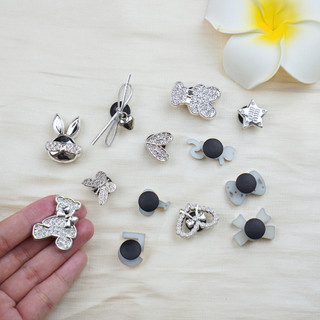 Bộ 13 Sticker, Charm 3D chủ đề Gấu tim nơ nhựa cứng gắn Dép Sục, Cá Sấu Mita JB-366