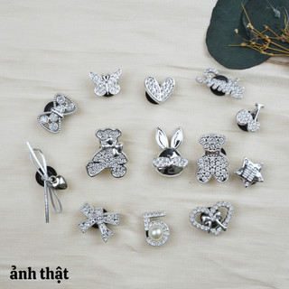 Bộ 13 Sticker, Charm 3D chủ đề Gấu tim nơ nhựa cứng gắn Dép Sục, Cá Sấu Mita JB-366