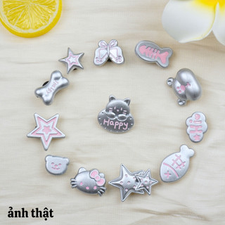 Bộ 12 Sticker, Charm 3D chủ đề Gấu xám hồng nhựa cứng gắnDép Sục, Cá Sấu Mita JB-379