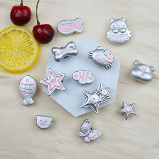 Bộ 12 Sticker, Charm 3D chủ đề Gấu xám hồng nhựa cứng gắnDép Sục, Cá Sấu Mita JB-379