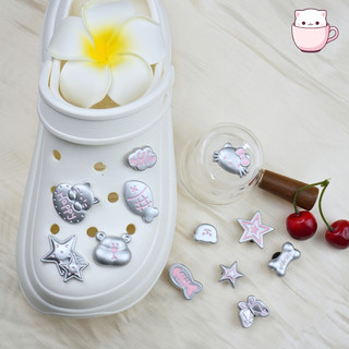 Bộ 12 Sticker, Charm 3D chủ đề Gấu xám hồng nhựa cứng gắnDép Sục, Cá Sấu Mita JB-379