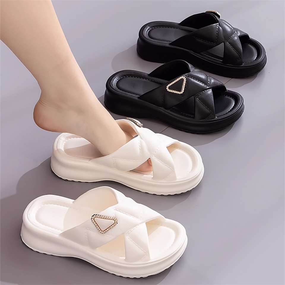 Dép nữ thời trang, sandal nữ quai chéo đính khuyên tam giác, bằng nhựa mềm, êm, bềm, không mùi.