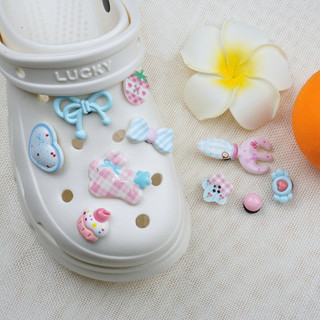 Bộ 10 Sticker, Charm 3D chủ đề Thỏ nơ xanh nhựa cứng gắn Dép Sục, Cá Sấu Mita JB-370