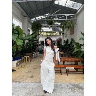 𝐄𝐯𝐞𝐫𝐤𝐢𝐧𝐝 𝐓𝐨𝐩 - Áo kiểu nữ, áo croptop trắng thiết kế phối khoen nhien.official NAS00031