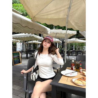 Le rouge | Áo thun trơn tay lỡ form ôm Narin top cổ thuyền