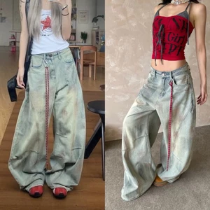 Quần jean ống rộng cong màu xanh nhạt hoạ tiết xước đỏ kèm phụ kiện dây móc QJCT016 - Tiktik