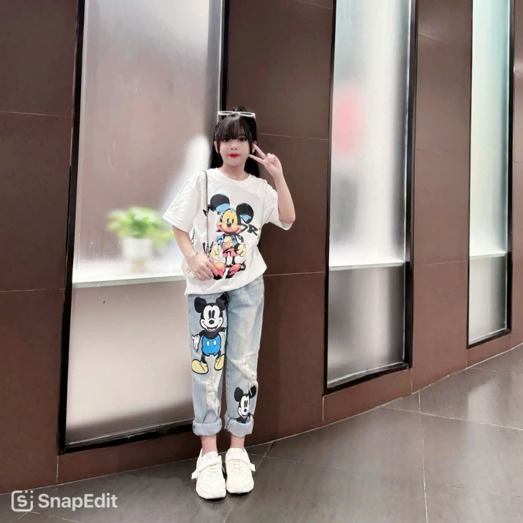Set đồ bé gái áo thun hình Mickey kèm quần jean dài họa tiết Mickey siêu cá tính chất vải mềm mát, phong cách Hàn Quốc