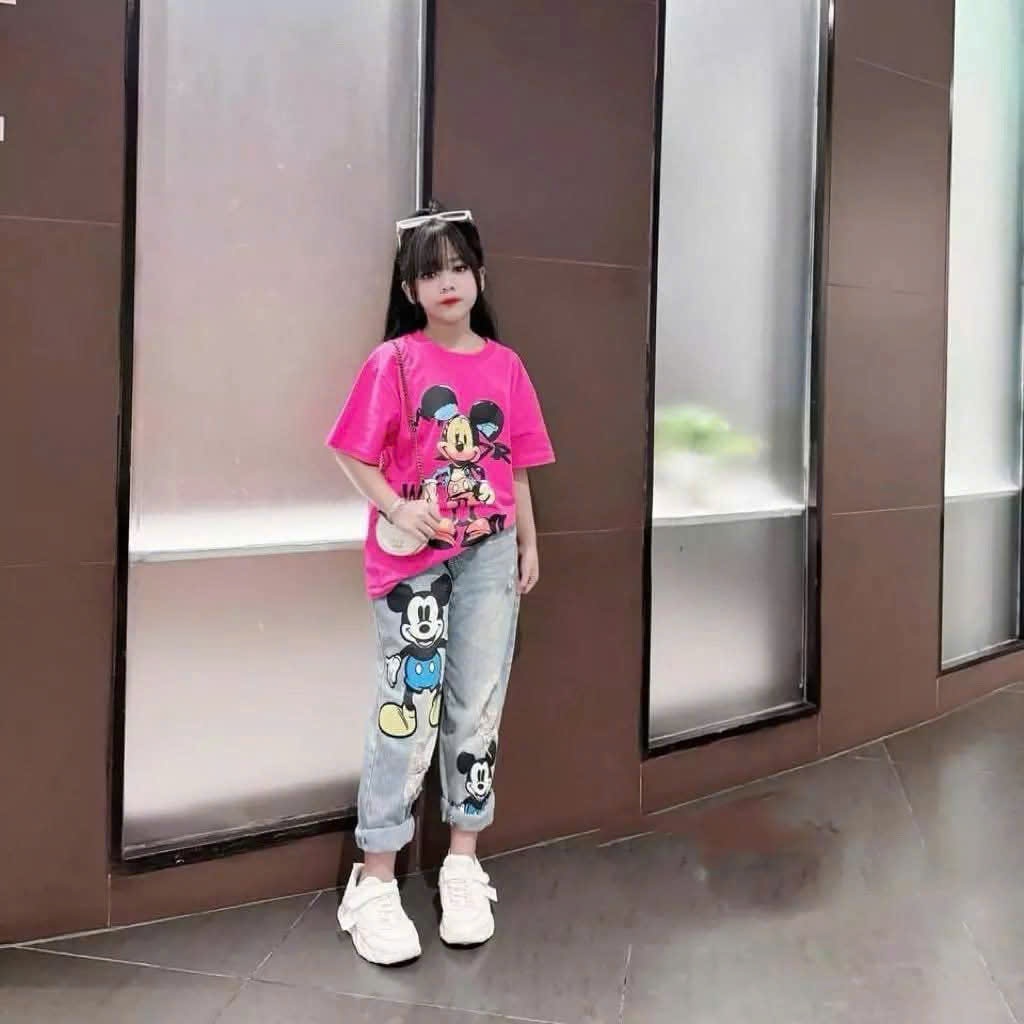 Set đồ bé gái áo thun hình Mickey kèm quần jean dài họa tiết Mickey siêu cá tính chất vải mềm mát, phong cách Hàn Quốc