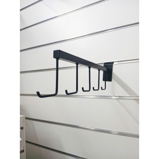 Móc treo vợt cầu lông cài rãnh tấm nhựa hoặc tấm gỗ slatwall dài 35cm