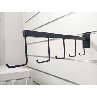 Móc treo vợt cầu lông cài rãnh tấm nhựa hoặc tấm gỗ slatwall dài 35cm