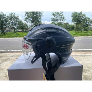 Mũ bảo hiểm 1/2 có kính Hãng V&S cứng cáp,kính được xử lí chất lượng,phù hợp cả nam và nữ nhiều mầu lựa chọn