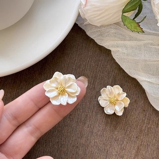 Bông tai kiểu hoa trà các tính đẹp tinh tế