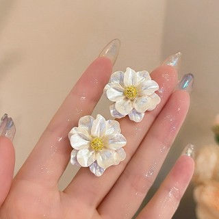Bông tai kiểu hoa trà các tính đẹp tinh tế