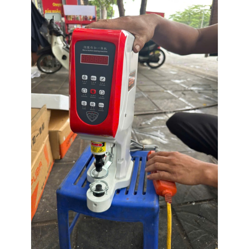 Máy Dập Cúc Điện Tử SIPUBA 818T – Cảm Biến Chống Giật Tay, Kèm Đầu Máy + Chân + Mặt Bàn