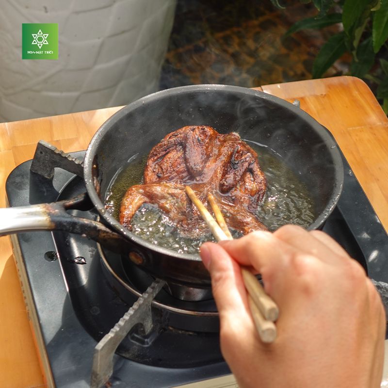 Chim cút vườn sấy cay – Hộp 6 Con – Thịt Cút Thả Vườn Hoa Mặt Trời Farm - Dai ngon, đậm đà hương vị