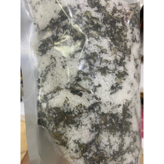 Muối biển rang ngải cứu chườm lưng, đầu gối, cổ và lòng bàn chân giảm đau lưng, đau cơ xương khớp