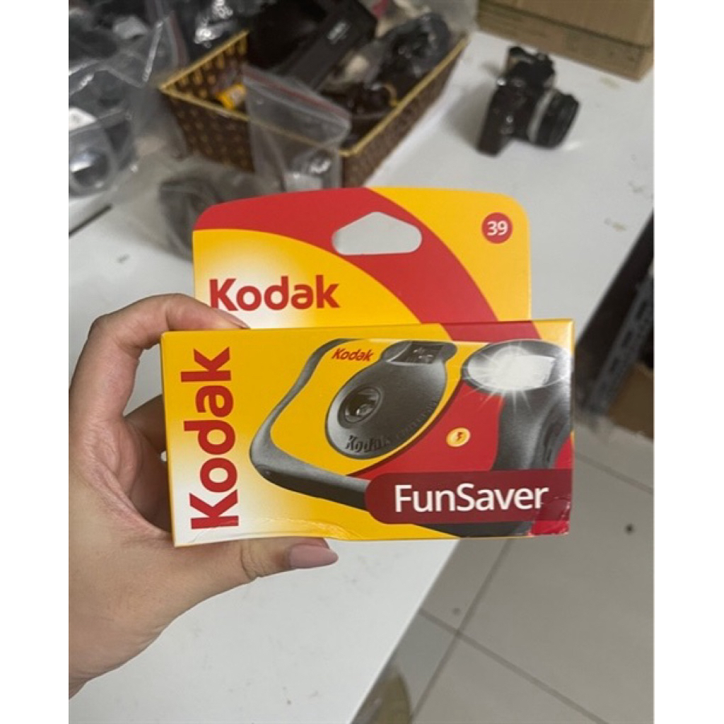 Máy ảnh film chụp 1 lần kèm sẵn film nhấn là chụp