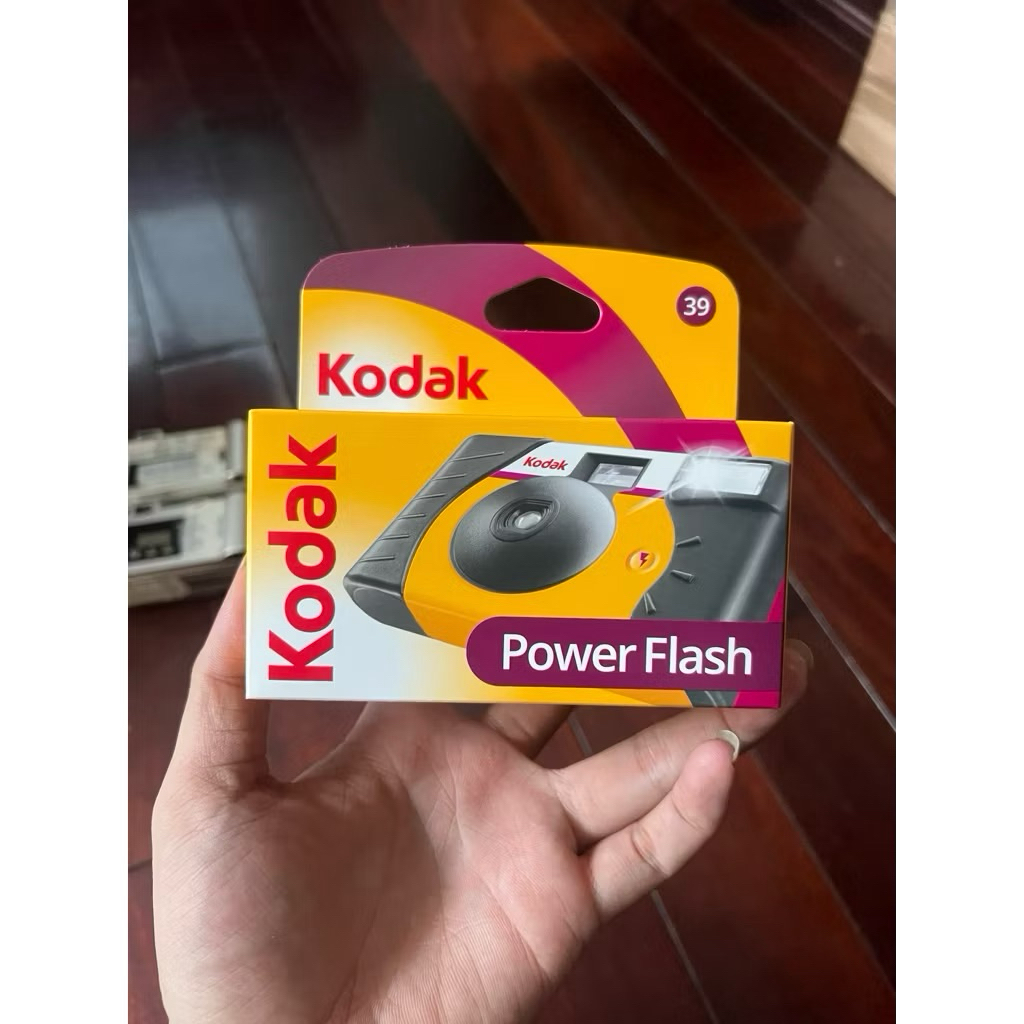 Máy ảnh film chụp 1 lần kèm sẵn film nhấn là chụp