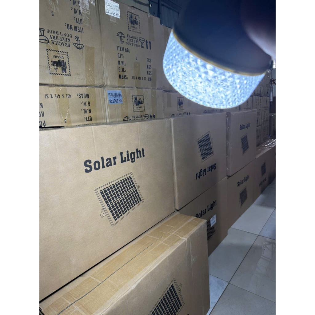 Đèn mới 2025-Đèn Búp Kim Cương Năng Lượng Mặt Trời 300W | 3 Chế Độ Màu Siêu Sáng, Chiếu Sáng Cả Đêm