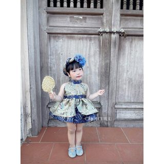 Mấn và kẹp hoa ChoiChuu màu xanh phối cùng váy gấm xanh
