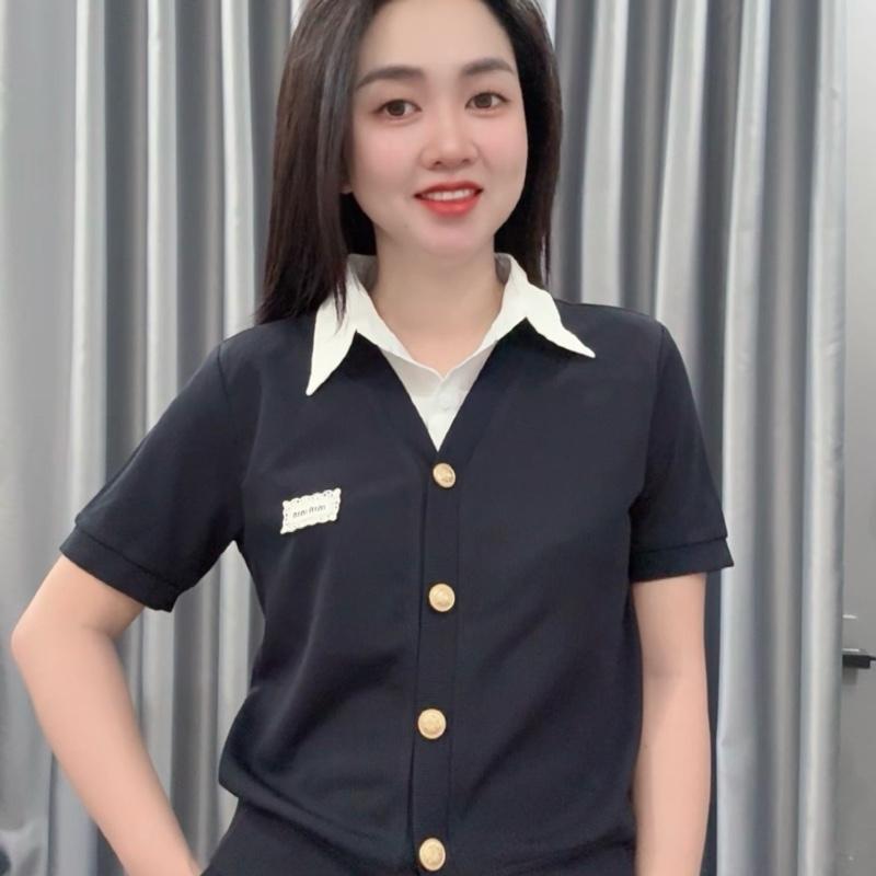 2026. SÉT ÁO CỔ SƠ MI - QUẦN SUÔNG. Áo tay cộc phối cổ sơ mi cùng quần suông chất len tăm hàn, mềm mịn.