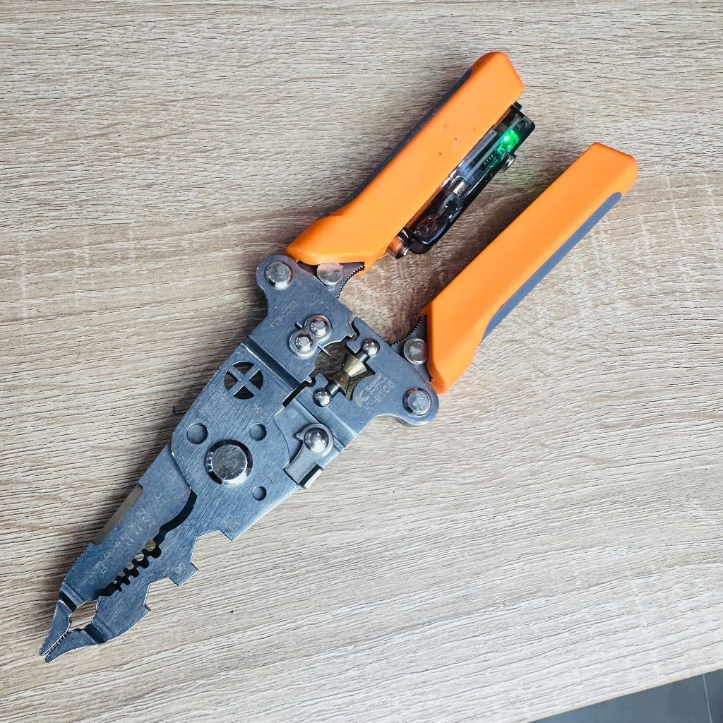Kìm Tuốt Dây Đa Năng Có Đèn 15 in 1 Kapusi K9106 – Cắt, Tuốt, Bấm, Tách Dây, Cắt Dây Thép, Thử Điện