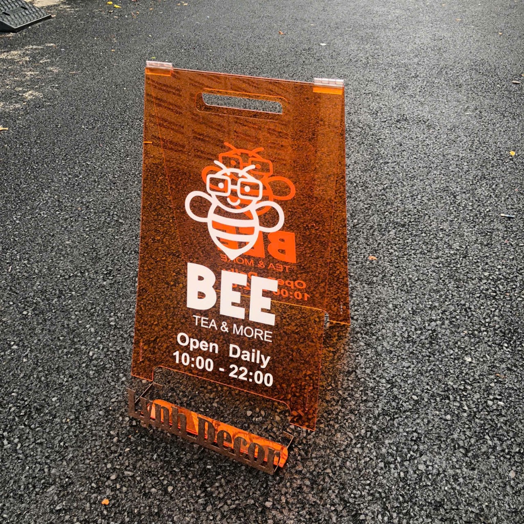 Standee chữ A lắp ghép gọn - Mica Màu in UV 2 mặt sử dụng ngoài trời  - LynhDecor Miễn Phí Thiết Kế