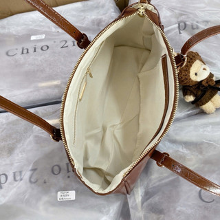 Chio2nd - Túi Chio Kẹp Nách Da Bóng Nhăn Kèm Charm gấu mũ len HS273