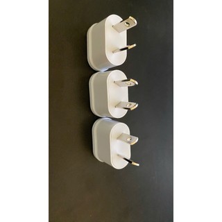 1 phích chuyển sang 2 chân chéo sử dụng ở Úc, Trung Quốc, New Zealand và Mỹ