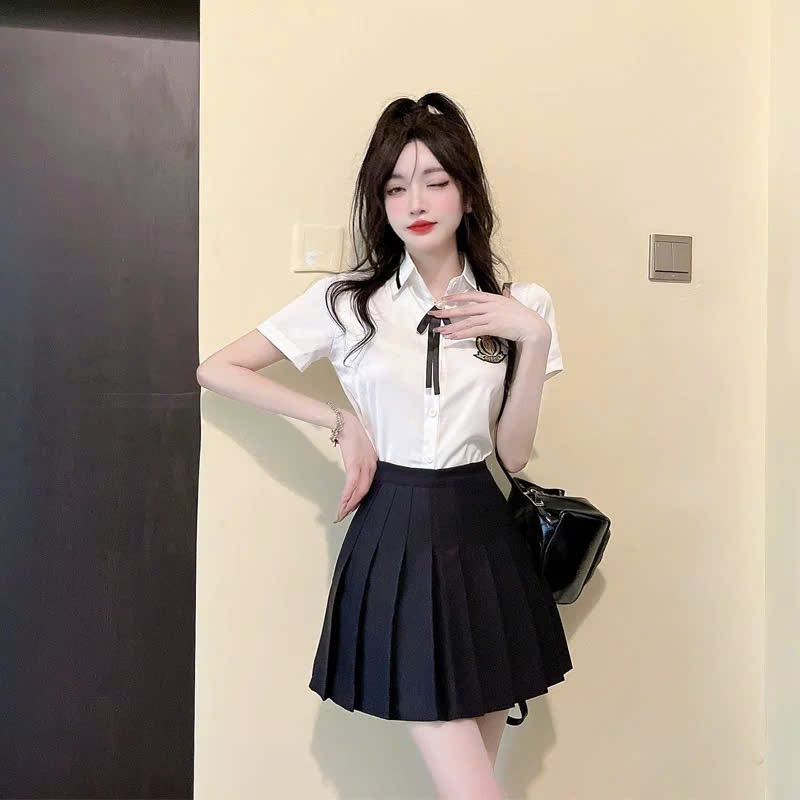 Set Đồ Nữ Sơ Mi Trắng Cúc Trước Kết Hợp Chân Váy Xếp Ly Đen – Thiết Kế Tiểu Thư Sang Xinh Hack Dáng