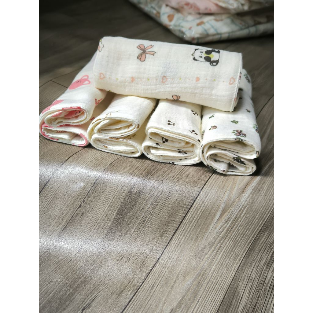 1SET 5 Khăn Xô musslin 2 lớp và 4 lớp (27x27cm) với sự sờn mịn vượt trội và cao cấp.