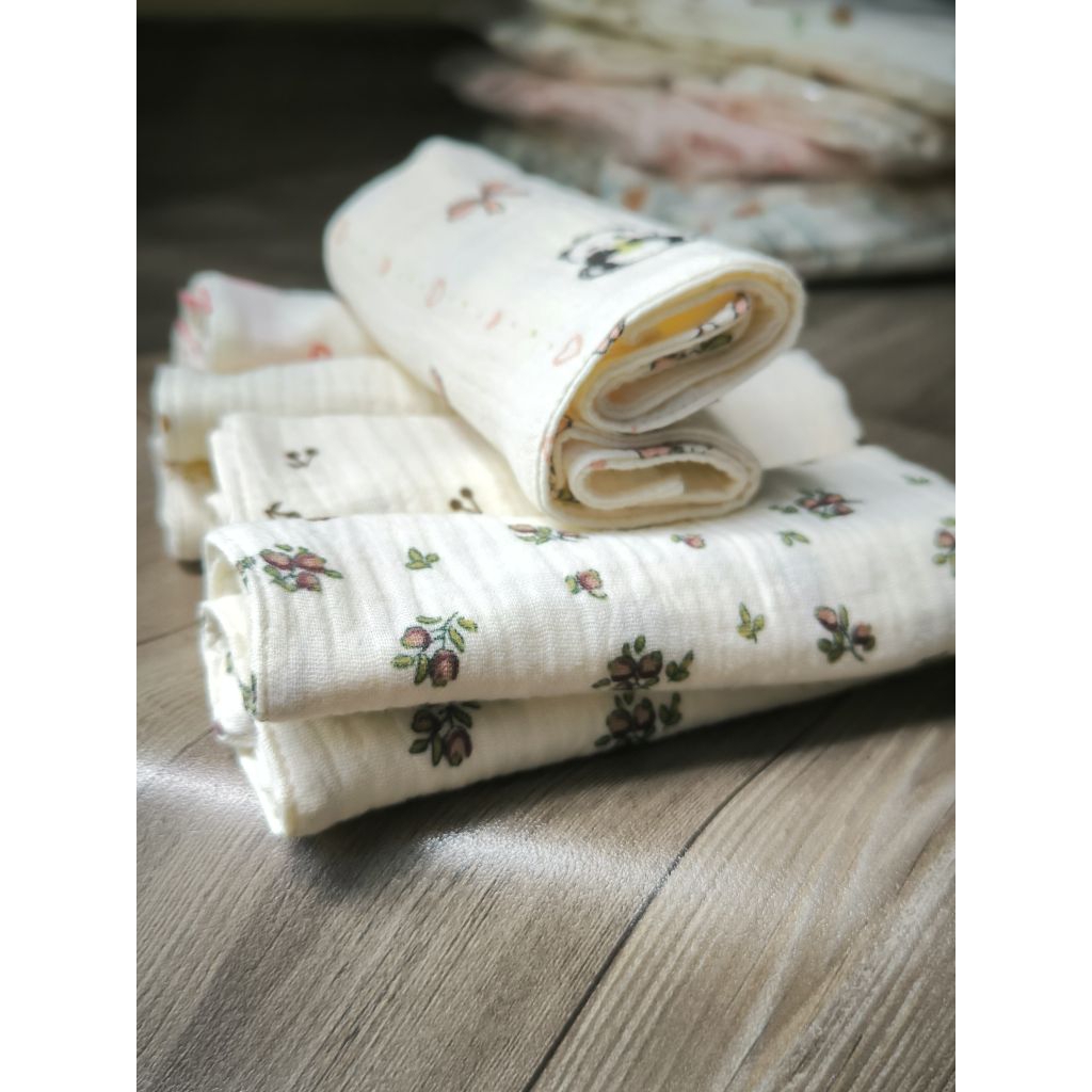 1SET 5 Khăn Xô musslin 2 lớp và 4 lớp (27x27cm) với sự sờn mịn vượt trội và cao cấp.