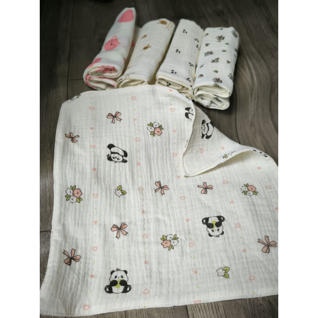 1SET 5 Khăn Xô musslin 2 lớp và 4 lớp (27x27cm) với sự sờn mịn vượt trội và cao cấp.