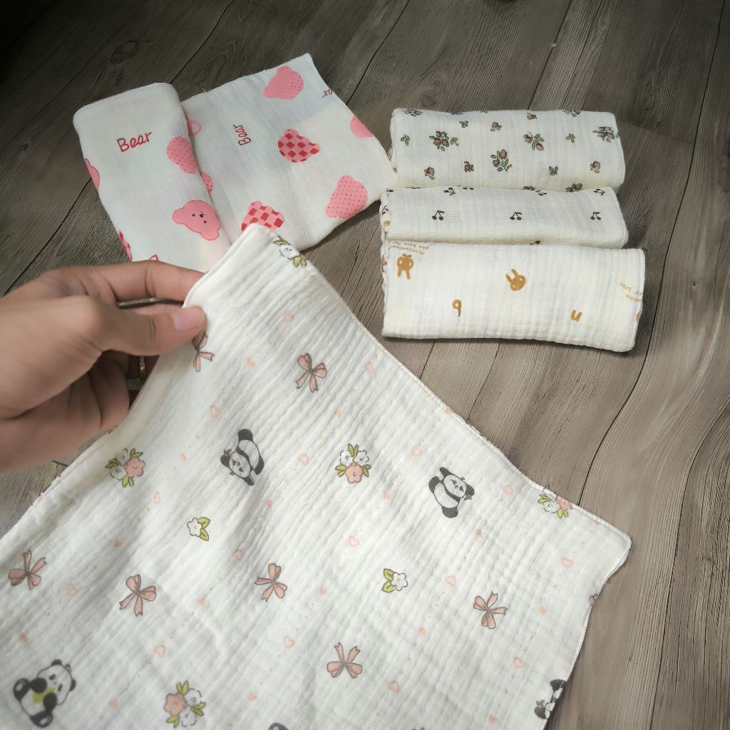 1SET 5 Khăn Xô musslin 2 lớp và 4 lớp (27x27cm) với sự sờn mịn vượt trội và cao cấp.