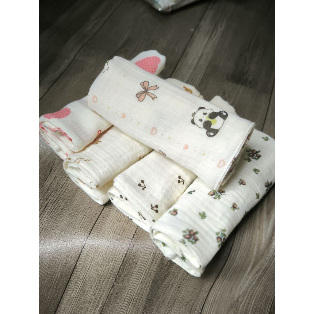 1SET 5 Khăn Xô musslin 2 lớp và 4 lớp (27x27cm) với sự sờn mịn vượt trội và cao cấp.