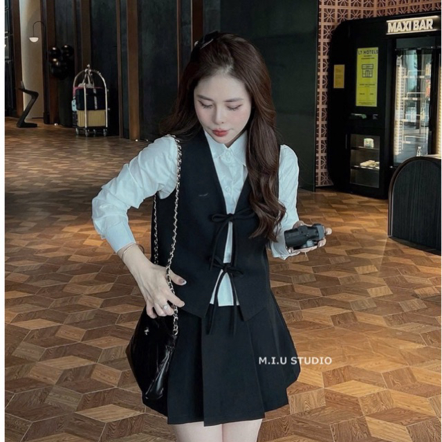 Set 3 món: Áo gile sát nách thiết kế thắt nơ điệu đà kèm áo sơmi cổ đức dài tay phối chân váy xếp ly ngắn xoè sang chảnh