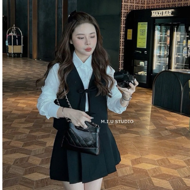 Set 3 món: Áo gile sát nách thiết kế thắt nơ điệu đà kèm áo sơmi cổ đức dài tay phối chân váy xếp ly ngắn xoè sang chảnh