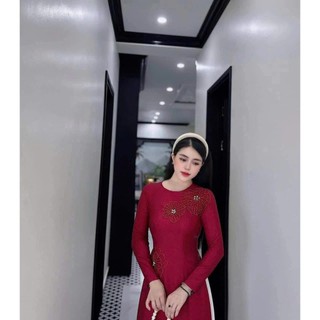 Áo dài kết thủ công tỉ mỉ – từng đường kim mũi chỉ là cả một nghệ thuật. 👗 Diện vào là toả sáng, giữ trọn nét duyên dáng