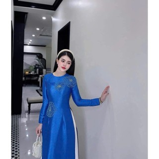 Áo dài kết thủ công tỉ mỉ – từng đường kim mũi chỉ là cả một nghệ thuật. 👗 Diện vào là toả sáng, giữ trọn nét duyên dáng