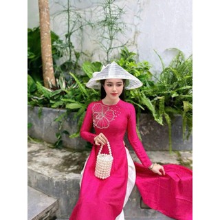 Áo dài kết thủ công tỉ mỉ – từng đường kim mũi chỉ là cả một nghệ thuật. 👗 Diện vào là toả sáng, giữ trọn nét duyên dáng